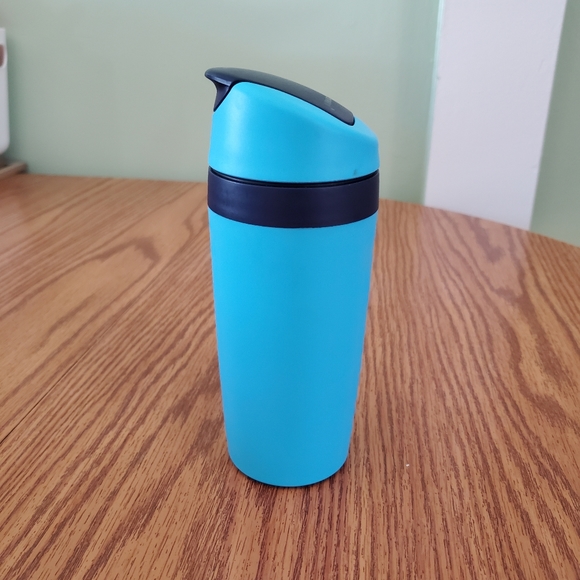 SaleTupperware Travel Mug - Picture 2 of 6